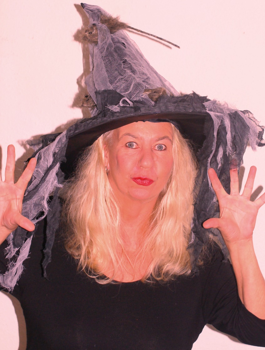 Karina Odenthal als Hexe Holunder