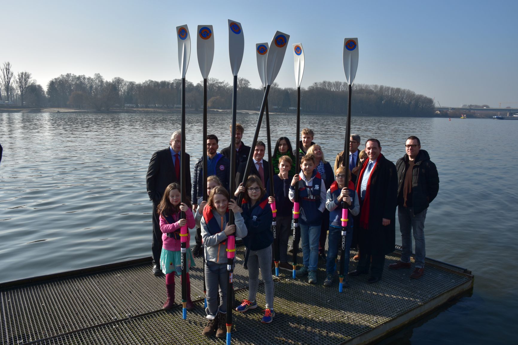 Übergabe der Skulls und Schwimmwesten